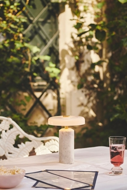 TRIP przenośna lampa bateryjna / stołowa, carrara/opal