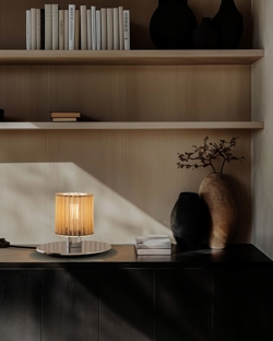 In The Sun 220 lampa stołowa, srebrna/złota