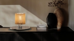 In The Sun 220 lampa stołowa, srebrna/złota