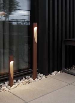Flindt niska lampa ogrodowa z kolcem, corten
