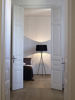 Santa & Cole Tripode G5, czarna