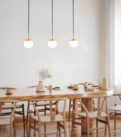 Circle of Life lampa wisząca Ø110 z czarnym przewodem, opal/mosiądz