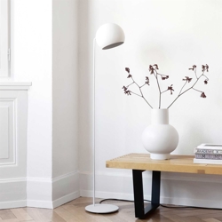 Tilt Globe lampa podłogowa, biała