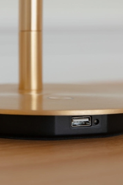 Omni lampa stołowa z USB, mosiądz