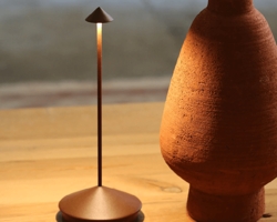 Pina - prosta i elegancka lampa na baterie