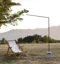 Bella lampa podłogowa do wnętrz i na zewnątrz - różne warianty