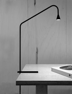 Trizo21 Austere T lampa stołowa