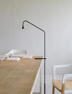 Trizo21 Austere T lampa stołowa