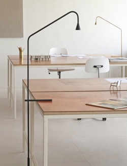 Trizo21 Austere T lampa stołowa