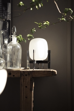 CESTITA METÁLICA lampa stołowa