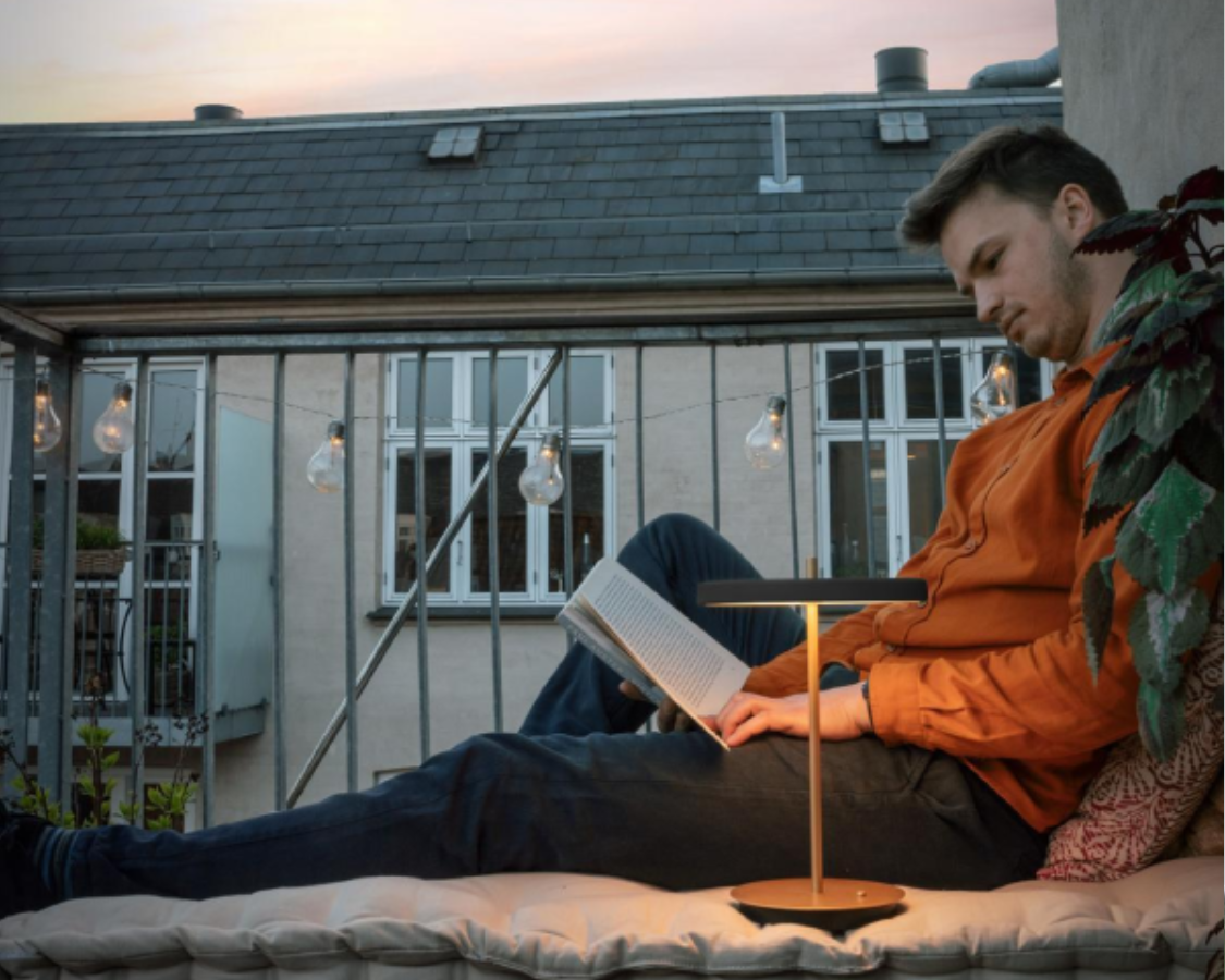 Asteria bordlampen er perfekt belysning på altanen - Køb hos Lamper.dk