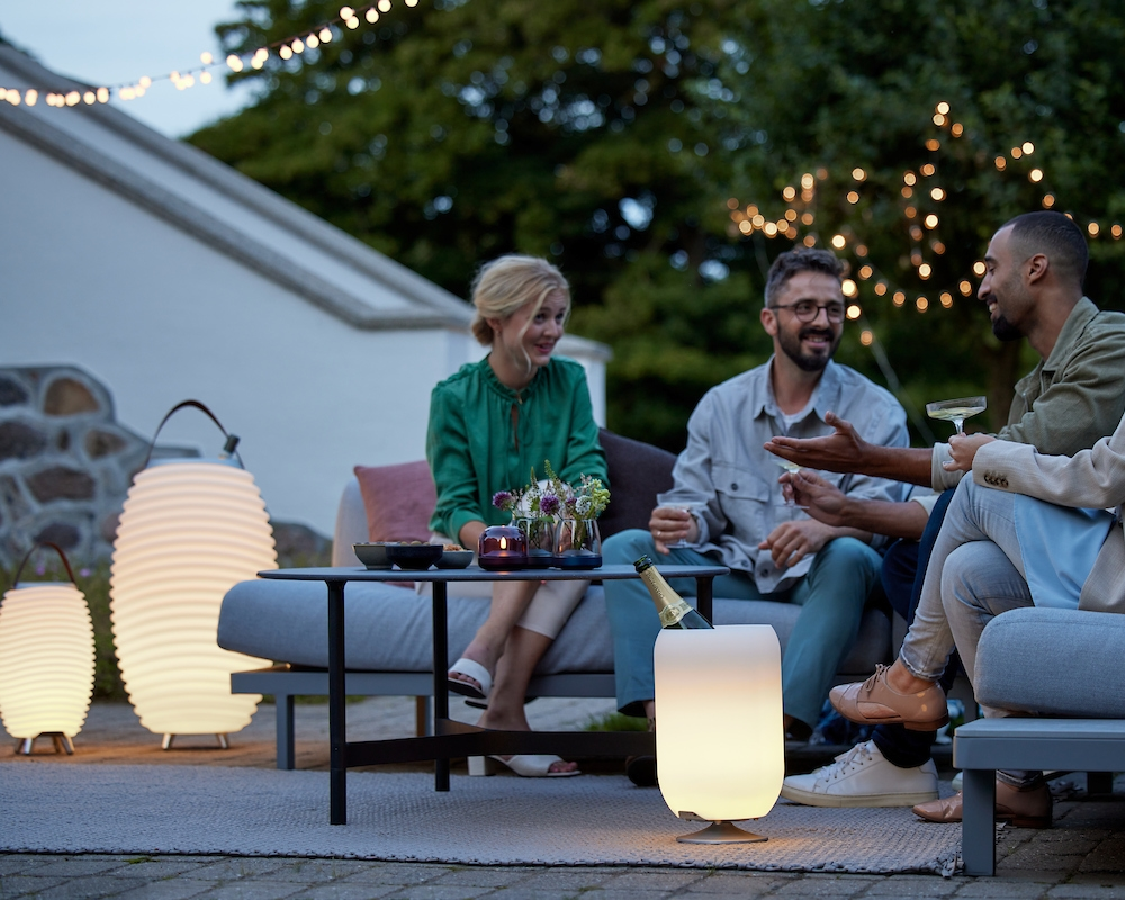 Skab hygge på altanen med lys - Find dem hos Lamper.dk