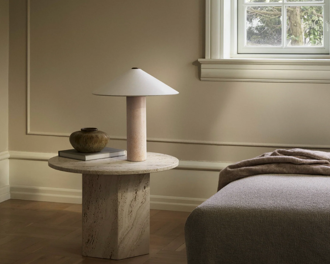 LYFA Futé lampa stołowa z ceramiką i tkaniną