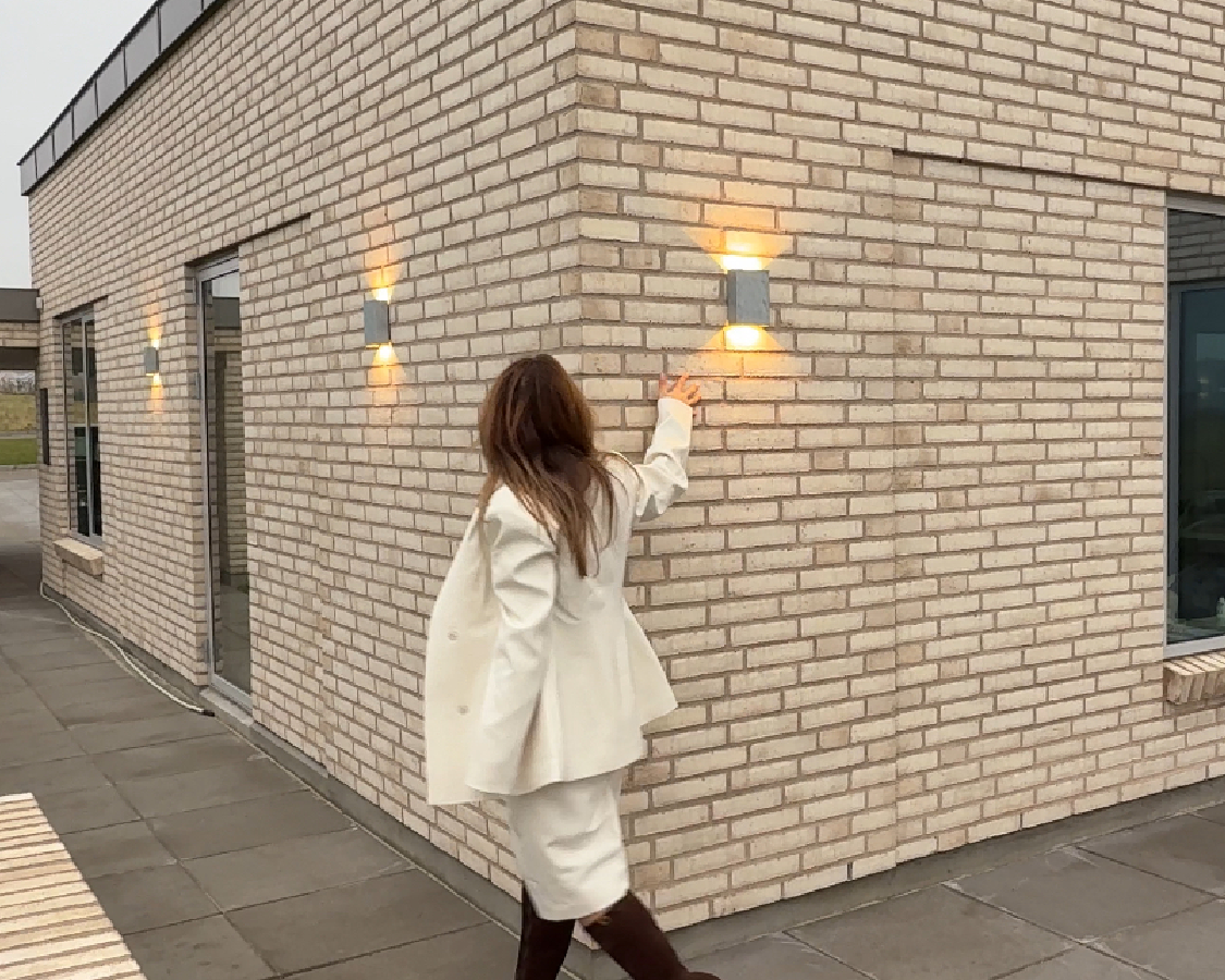 Fold zewnętrzna lampa ścienna od Nordlux | Odkryj oświetlenie zewnętrzne w domu Suz.Lumholt | Lamper-shop.pl