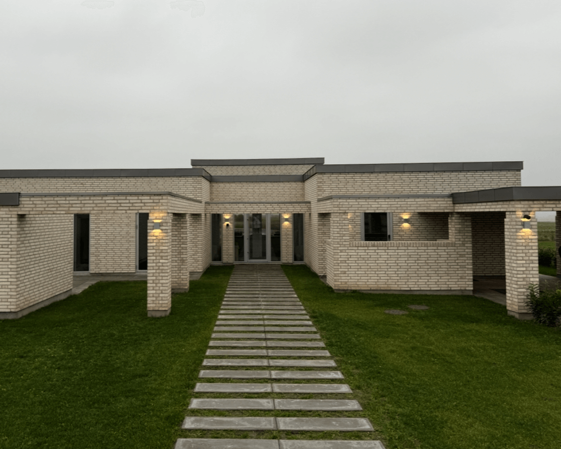 Fold zewnętrzna lampa ścienna od Nordlux | Odkryj oświetlenie zewnętrzne w domu Suz.Lumholt | Lamper-shop.pl