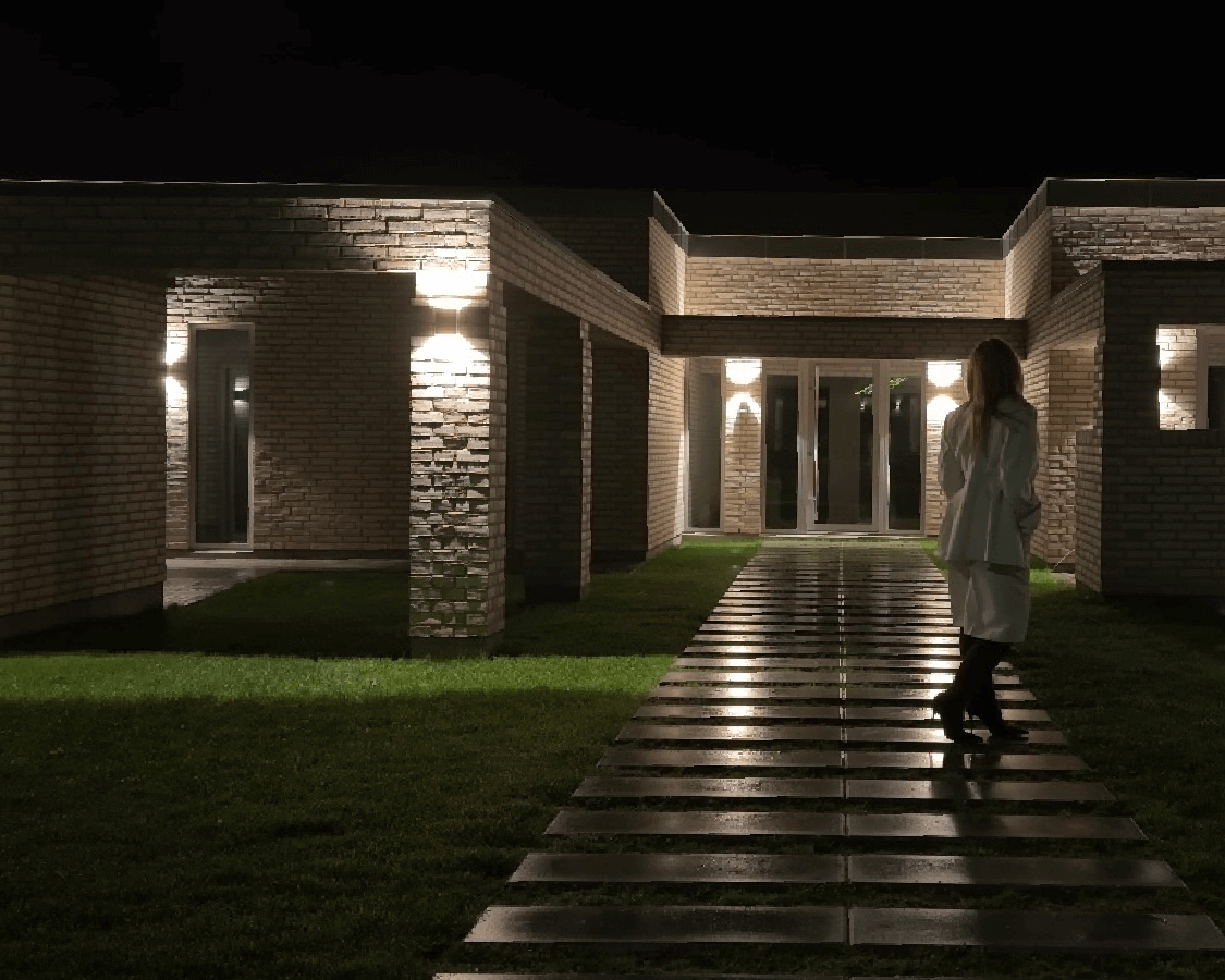 Fold zewnętrzna lampa ścienna od Nordlux | Odkryj oświetlenie zewnętrzne w domu Suz.Lumholt | Lamper-shop.pl