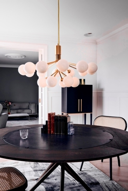 Apiales 18 żyrandol, szczotkowany mosiądz/opale