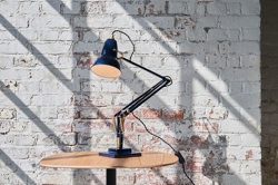 Original 1227 lampa stołowa, mosiądz/niebieski