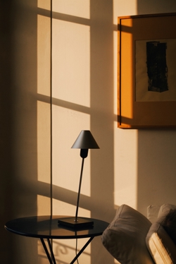 Gira lampa stołowa, czarny aluminium